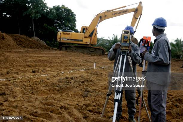 topógrafo tomando medidas - trabalhador rural fotografías e imágenes de stock