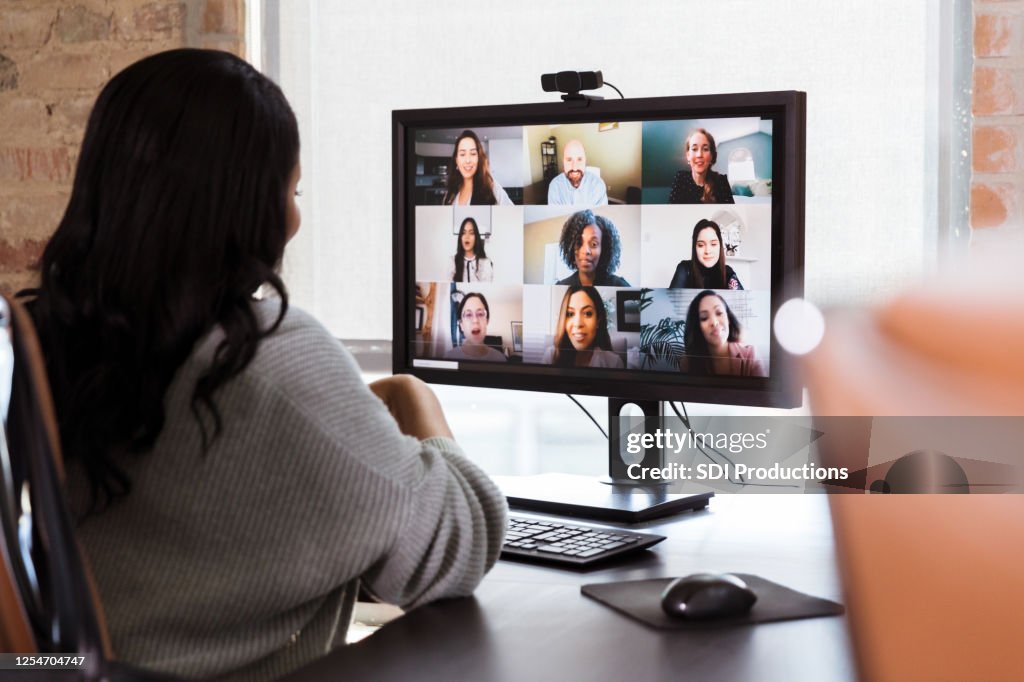 Geschäftsfrau trifft sich mit Kollegen bei virtuellem Mitarbeitertreffen