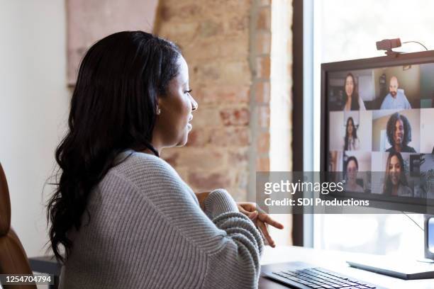 lavorando da casa, la donna incontra i colleghi in videoconferenza - lavoro a domicilio foto e immagini stock
