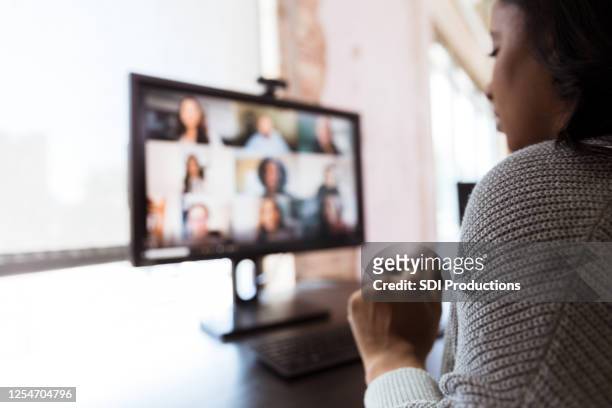 シャットダウン中に同僚との女性ビデオ会議 - パンデミック ストックフォトと画像