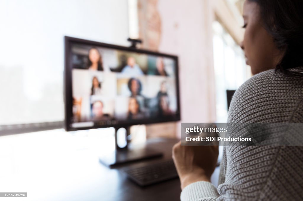 Kvinna videokonferenser med medarbetare under avstängning