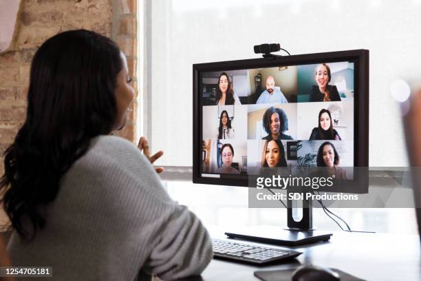 il team multietnico si incontra in videoconferenza - coinvolgimento dei dipendenti foto e immagini stock