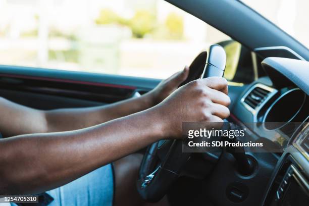 uomo adulto medio forte e irriconoscibile guida la sua auto - steering wheel foto e immagini stock