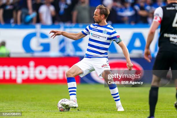 Siem de Jong of De Graafschap dribbles with the ball during the Dutch Keukenkampioendivisie match between De Graafschap and MVV Maastricht at De...