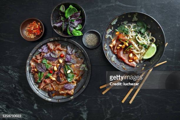 家族の夕食のための伝統的なアジア料理 - pho soup ストックフォトと画像