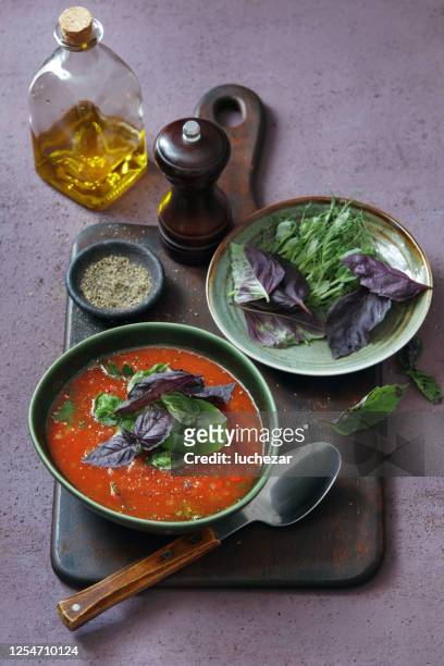 hausgemachte vegan cremig geröstete tomaten basilikum suppe - basil stock-fotos und bilder
