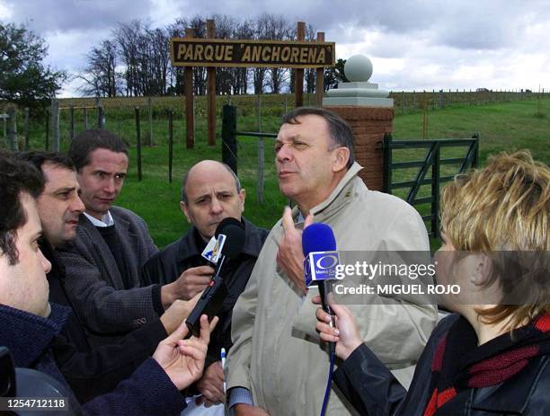 Uruguayan Foreign Minister Didier Opertti talks to reporters outside the presidential residence of Anchorena, Uruguay, 16 June 2001. El canciller...