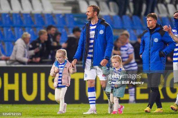 Siem de Jong of De Graafschap with his kids after the match during the Dutch Keukenkampioendivisie match between De Graafschap and MVV Maastricht at...