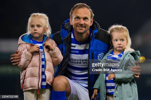 Siem de Jong of De Graafschap looks on with his daughters after the Dutch Keukenkampioendivisie match between De Graafschap and MVV Maastricht at De...