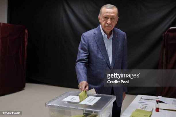 Turkish President Recep Tayyip Erdogan casts his vote in Turkey's general elections at a polling station in the Uskudar district on May 14, 2023 in...