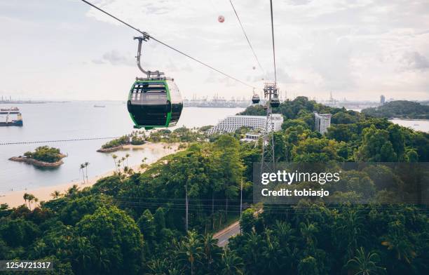 viaje por teleférico en sentosa island, singapur - isla de sentosa fotografías e imágenes de stock