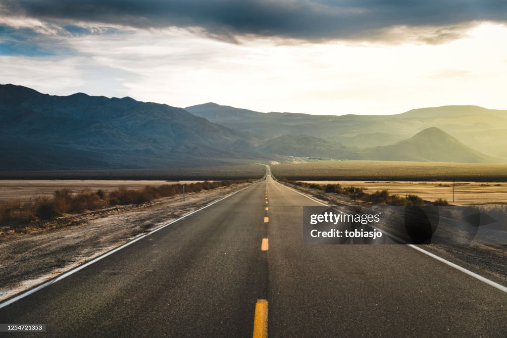 Vale da Morte da Estrada deserta