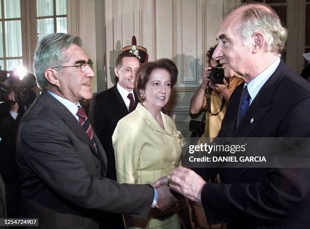 The president of Argentina, Fernando de la Rua , receives the Chilean minster of defense, Mario Fernandez , and the Chilean minister of foreign...