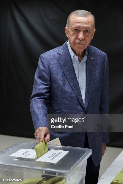Turkish President Recep Tayyip Erdogan casts his vote in Turkey's general election at a polling station in the Uskudar district on May 14, 2023 in...