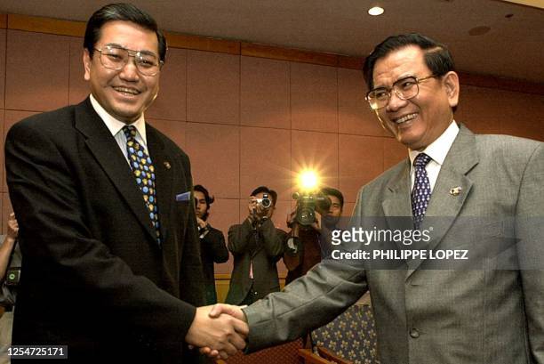 Vietnamese Minister of Foreign Affairs Nguyen Dy Niem shakes hands with Thailand's Minister of Foreign Affairs Surakiart Sathirathai during a...