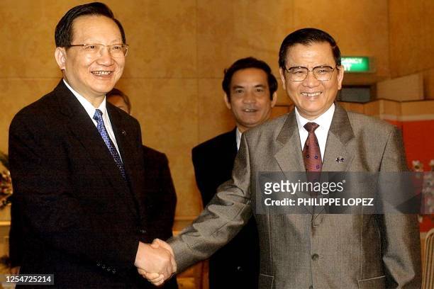 Chinese Minister of Foreign Affairs Tang Jiaxuan and his Vietnamese counterpart Ngyen Dy Nien shake hands before a bilateral meeting in Hanoi, 24...