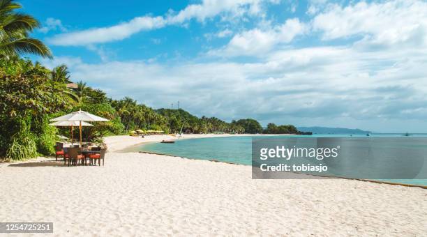 playa paradisíaca de arena blanca en boracay, filipinas - philippines fotografías e imágenes de stock