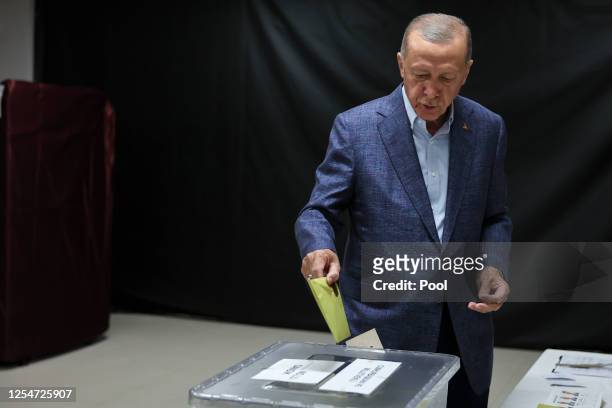 Turkish President Recep Tayyip Erdogan casts his vote in Turkey's general election at a polling station in the Uskudar district on May 14, 2023 in...