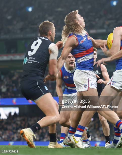 Patrick Cripps of the Blues pulls the hair of Bailey Smith of the Bulldogs during the 2023 AFL Round 09 match between the Carlton Blues and the...