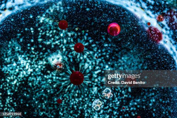 abstraktes muster. textur für grafisches design aus wasser, öl und farbstoffen. figuren wie viren und zelle. coronavirus, grippe und verschiedene viren. - makrokosmos stock-fotos und bilder