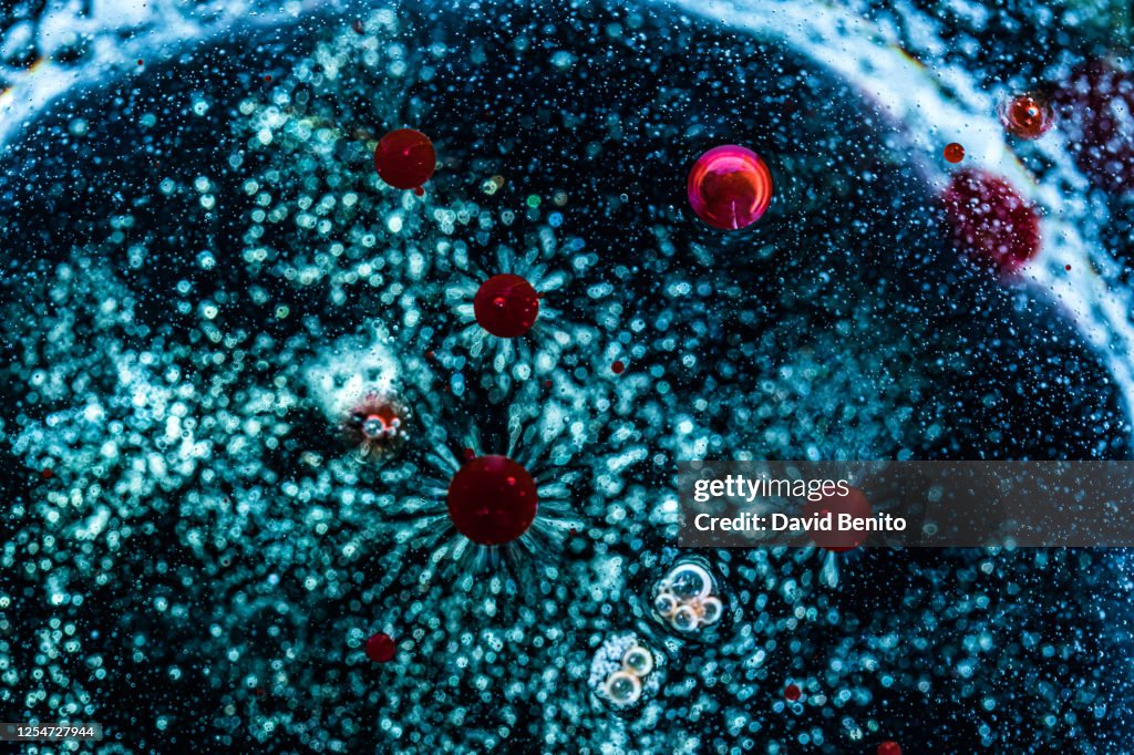 Padrão abstrato. Textura para design gráfico feita com água, óleo e corantes. Figuras como vírus e células. Coronavírus, gripe e vários vírus.