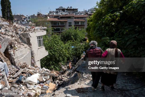 Citizens returning to the city to vote in the election, visit their neighborhoods which were damaged by the earthquake on May 14, 2023 in Antakya,...