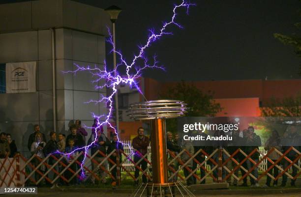 Transformer Demonstration Tesla Coil Transformer Photos and Premium High Res Pictures - Getty Images