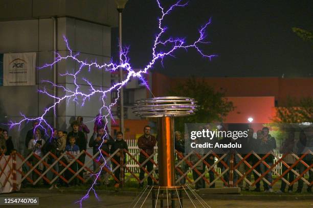 Transformer Demonstration 62 Tesla Coil Transformer Photos & High Res Pictures - Getty Images