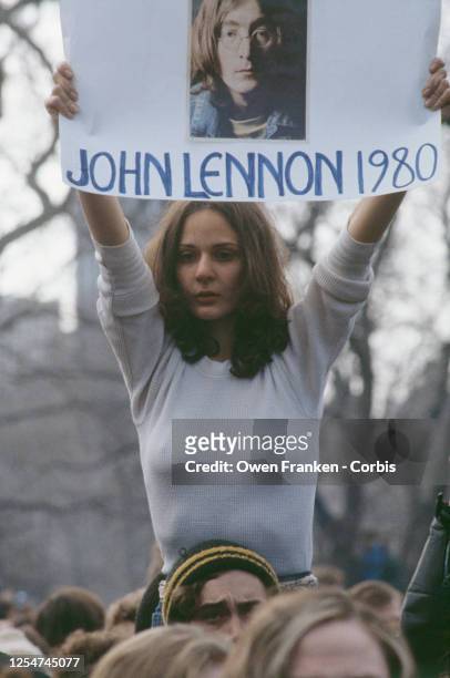 Des fans de John Lennon se sont rassemblés à Central Park pour lui rendre hommage, suite à son décès survenu quelques jours plus tôt le 8 décembre...