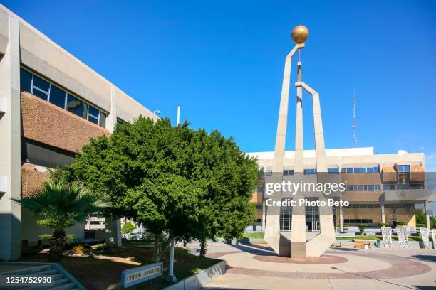 vista de la plaza de los tres poderes en mexicali, norte de méxico - mexicali fotografías e imágenes de stock