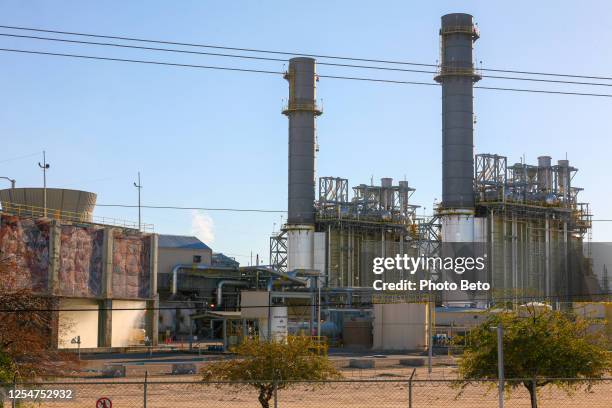 una central termoeléctrica cerca de mexicali en el norte de baja california, méxico - mexicali fotografías e imágenes de stock