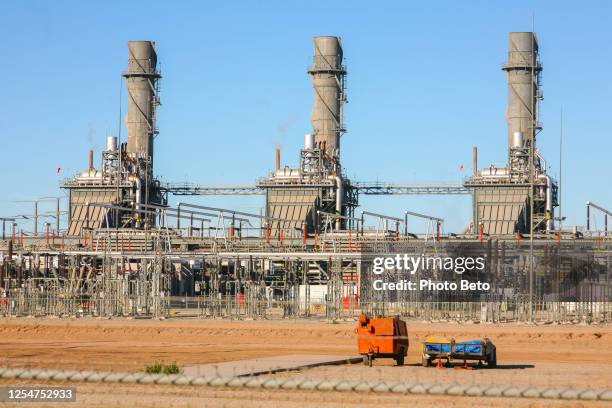 una central termoeléctrica cerca de mexicali en el norte de baja california, méxico - mexicali fotografías e imágenes de stock