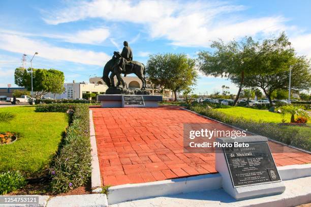 una vista del monumento dedicado a los primeros pioneros en mexicali, norte de méxico - mexicali fotografías e imágenes de stock