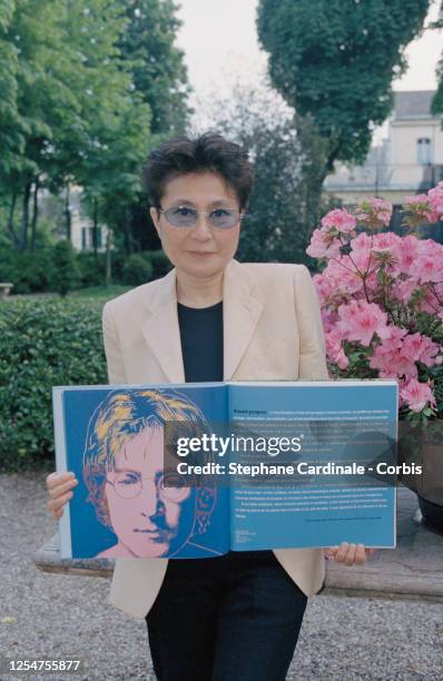 Paris, jardin de la Maison de l'Amérique latine, Yoko Ono présente son livre "Strawberry Fields" qui rend hommage à John Lennon décédé en 1980.