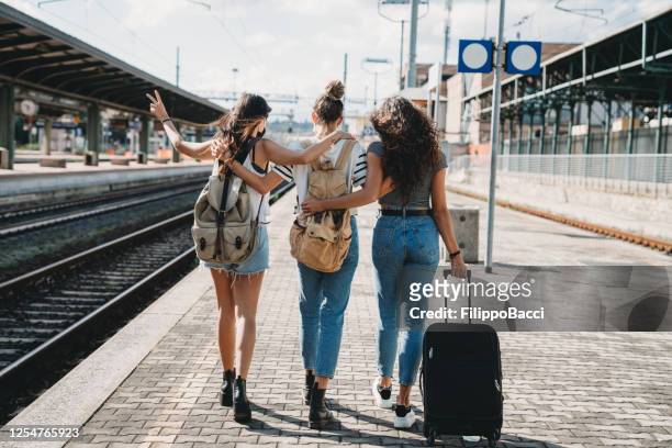tre amici che si godono un viaggio insieme - vista posteriore - viaggio foto e immagini stock