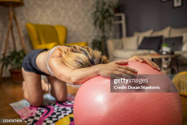 fit mujer haciendo entrenamiento en casa - yoga ball fotografías e imágenes de stock