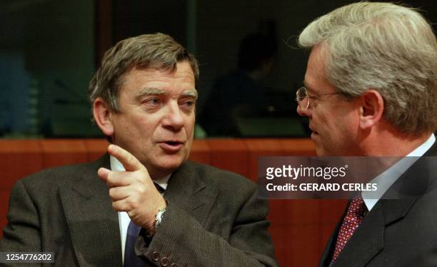 French Agriculture minister Jean Glavany chats with EU Commissioner for Health and Consumer protection David Byrne of Ireland before the opening of...