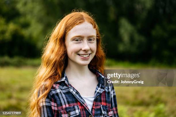 portret van vrolijke roodharige tiener in geruit overhemd - roodhoofd stockfoto's en -beelden