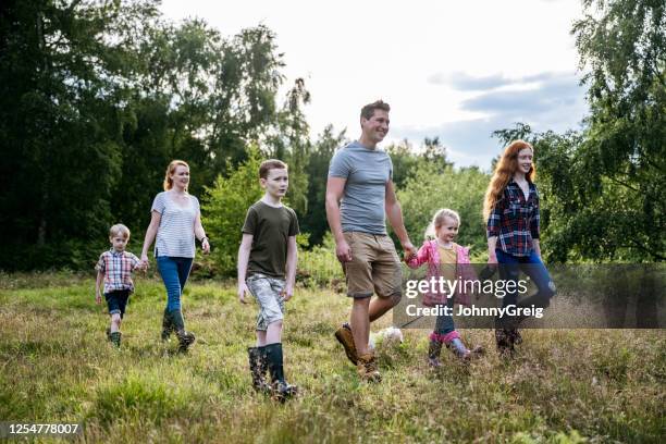 家庭與四個孩子和狗徒步旅行在自然公園 - natural parkland 個照片及圖片檔