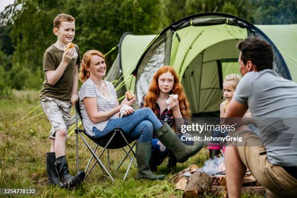 familia relajada disfrutando de la cocina en viaje de campamento de fin de semana - camping fotografías e imágenes de stock