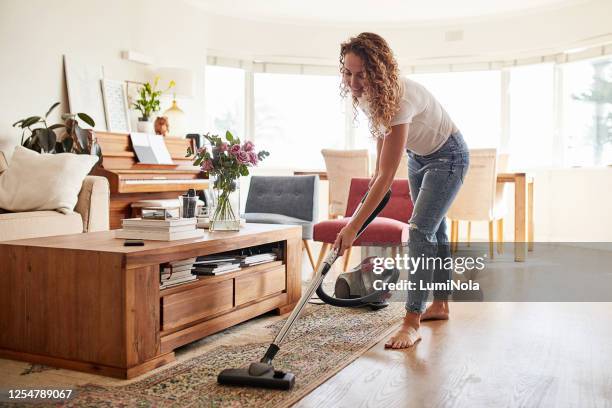 een opgeruimde ruimte is een gelukkige plek - poetsen stockfoto's en -beelden