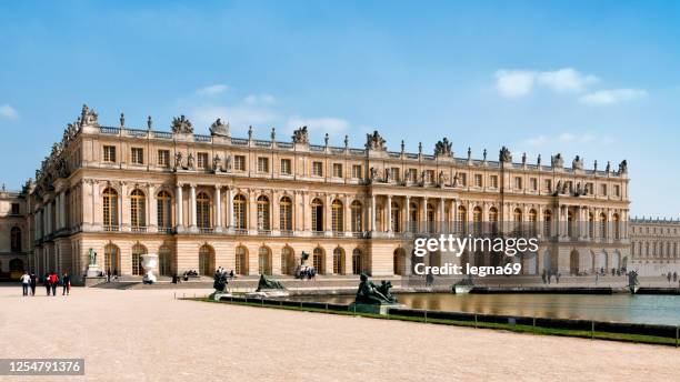 reggia di versailles, vicino a parigi. - reggia di versailles foto e immagini stock
