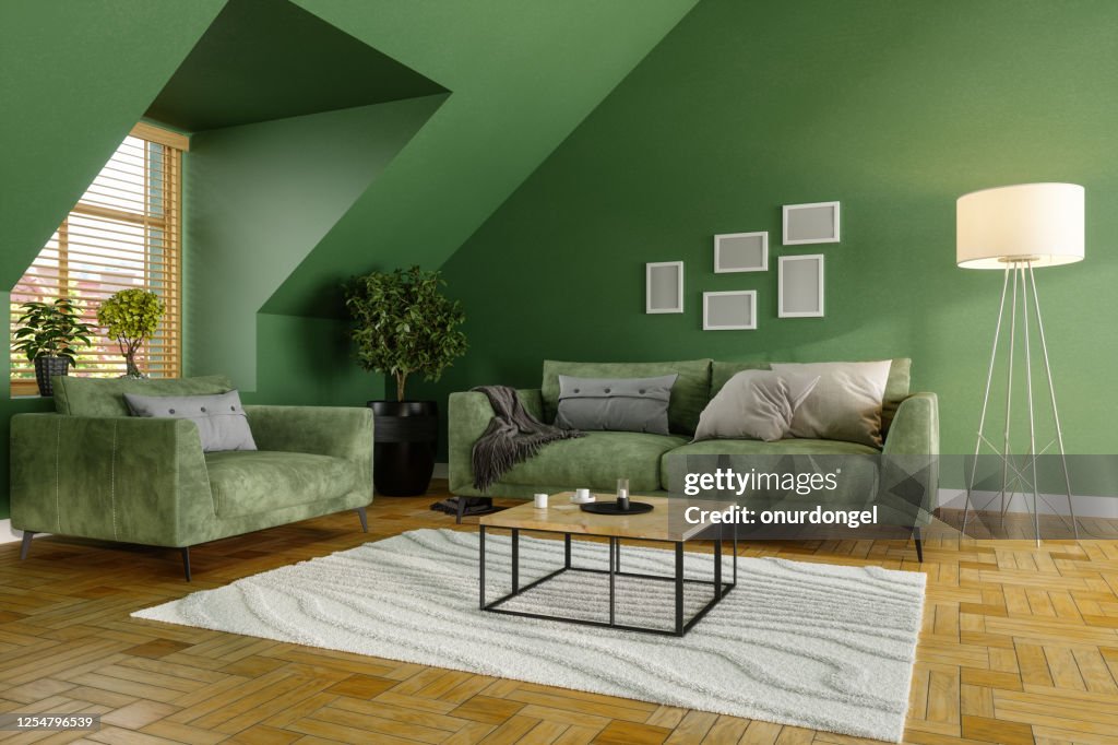 Grünes Wohnzimmer mit grünem Sofa, Couchtischen und Pflanzen