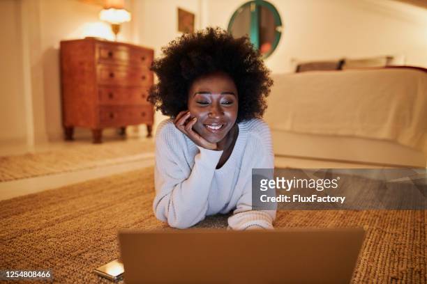 svart kvinna surfa på nätet på sin bärbara dator hemma] - långdistansförhållande bildbanksfoton och bilder