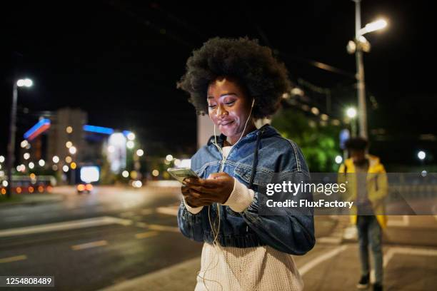 ahnungslose junge frau zu fuß, während gestalkt - cultura afro americana stock-fotos und bilder