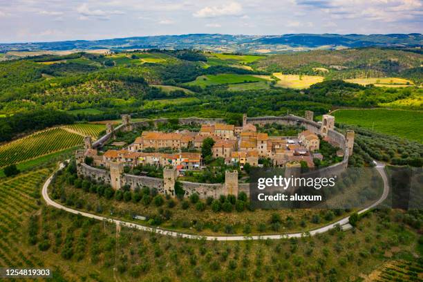 monteriggiori in toscane italië - siena italië stockfoto's en -beelden