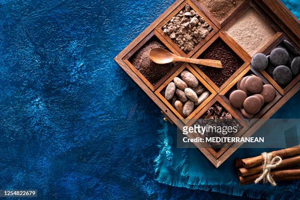 schokoladenschachtel mit kakaobohnen und pulver, chololate-tropfen und schokoladenbohnen - temptation stock-fotos und bilder