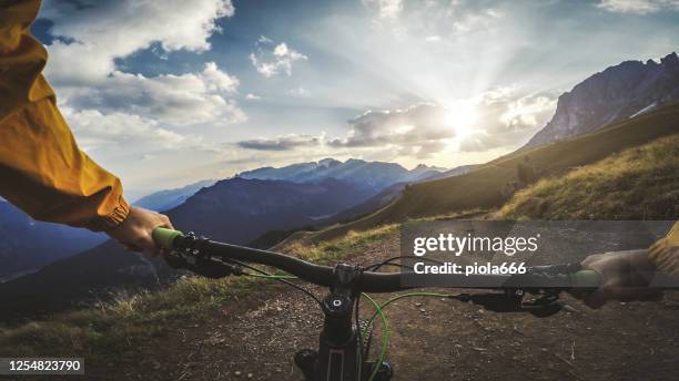 standpunkt pov mountainbike auf den dolomiten: outdoor-sport - velofahren stock-fotos und bilder