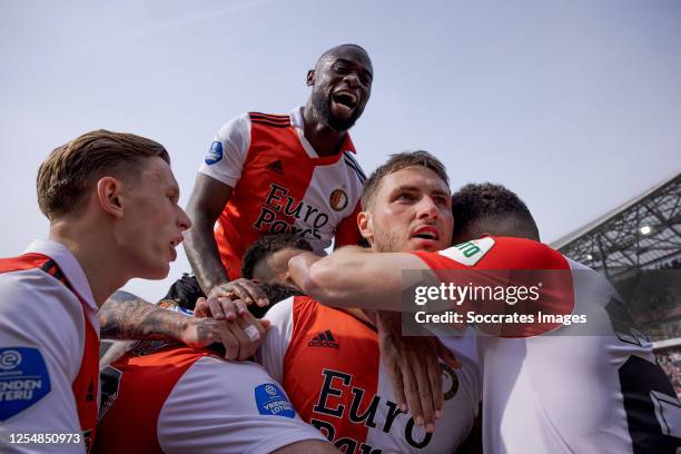 Santiago Gimenez of Feyenoord celebrates 2-0 with Oussama Idrissi of Feyenoord, Mats Wieffer of Feyenoord, Orkun Kokcu of Feyenoord, Marcus Pedersen...
