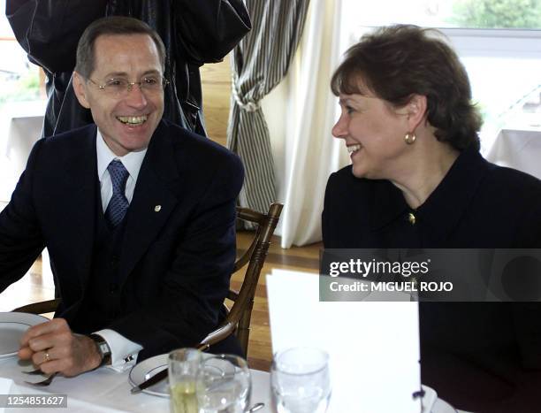 Argentine Foreign Minister Adalberto Rodriguez Giavarini speaks with the American Secretary of Agriculture Ann Veneman in Punot del Este, Uruguay 03...